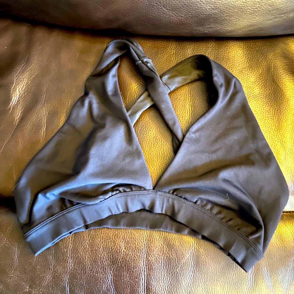 Cute criss cross Alo sprits bra size L